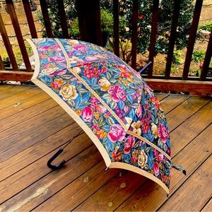 WIND STORM VINTAGE HANDLE UMBRELLA BLUE W/ FLOWERS 33” LENGTH CLOSED w/ handle